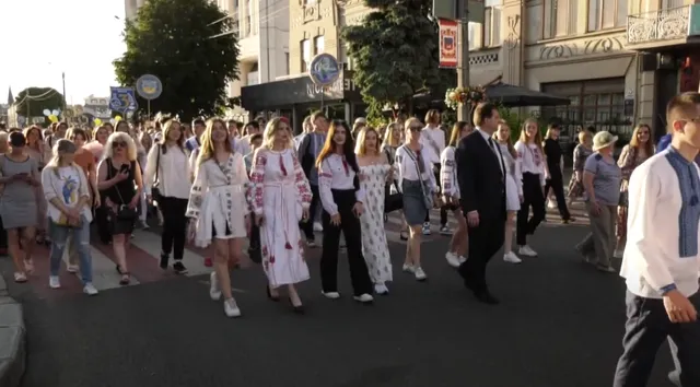 Черкаські випускники пройшли з “Маршем подяки”: як це було (ВІДЕО)