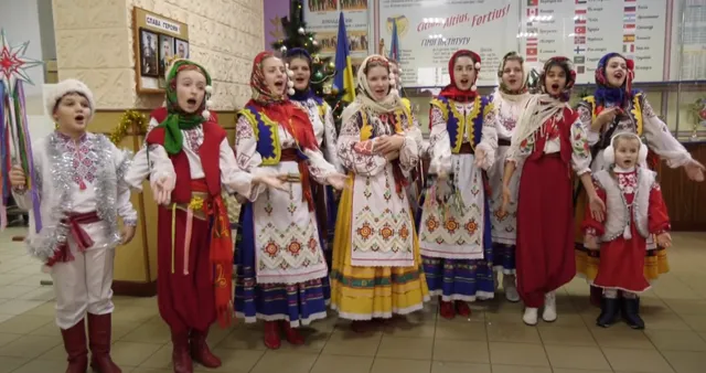 Зі щедрівками учні 20 школи завітали до міської ради та підприємств (ВІДЕО)