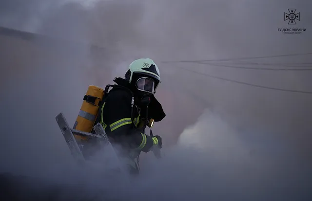 Рятувальники у Черкасах ліквідували пожежу в будинку на вулиці Оборонній (ВІДЕО)