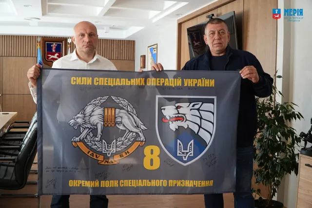 Колективи міської ради та комунальних підприємств Черкас допомогли захисникам двома автівками