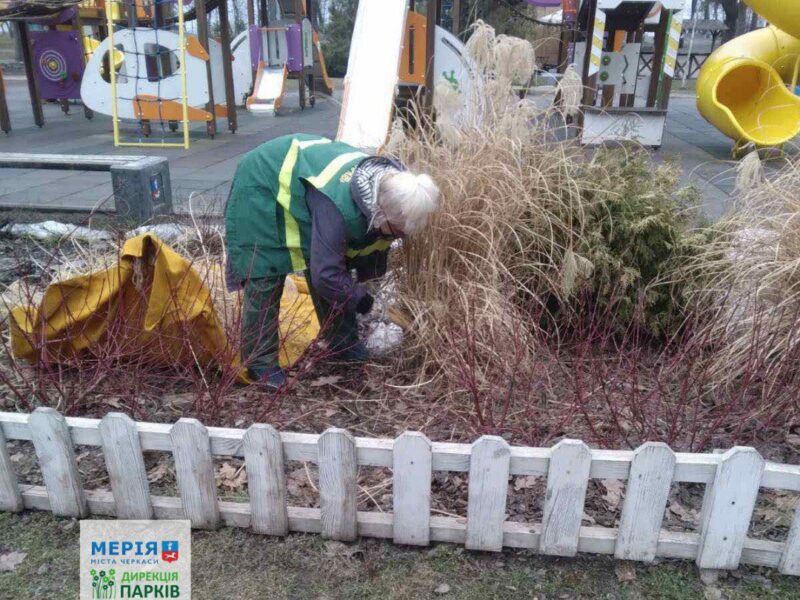 У Черкасах активно оновлюють весняні парки і сквери