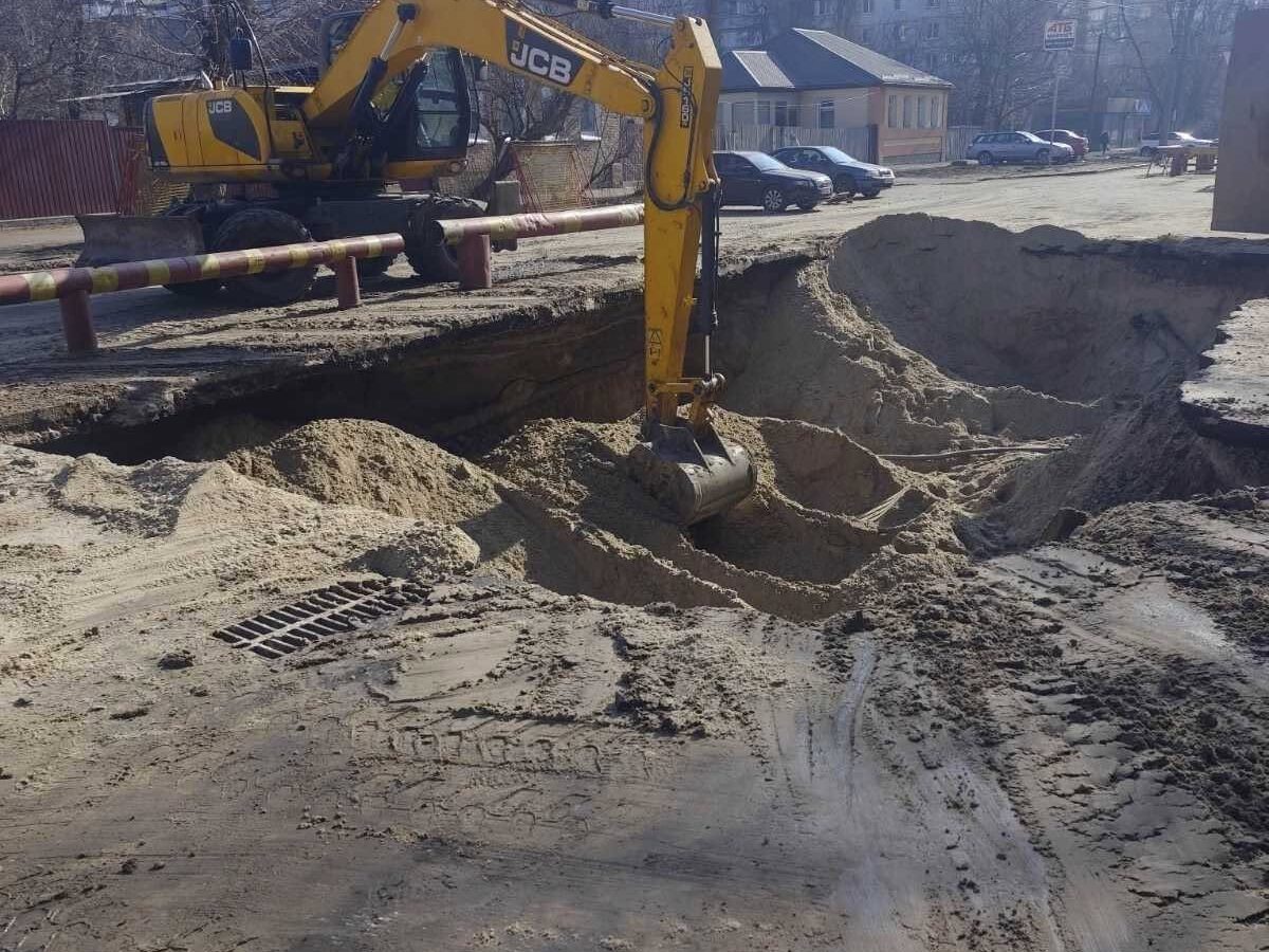 У Черкасах комунальники похвалилися, що за два місяці відремонтували 100 метрів колектора