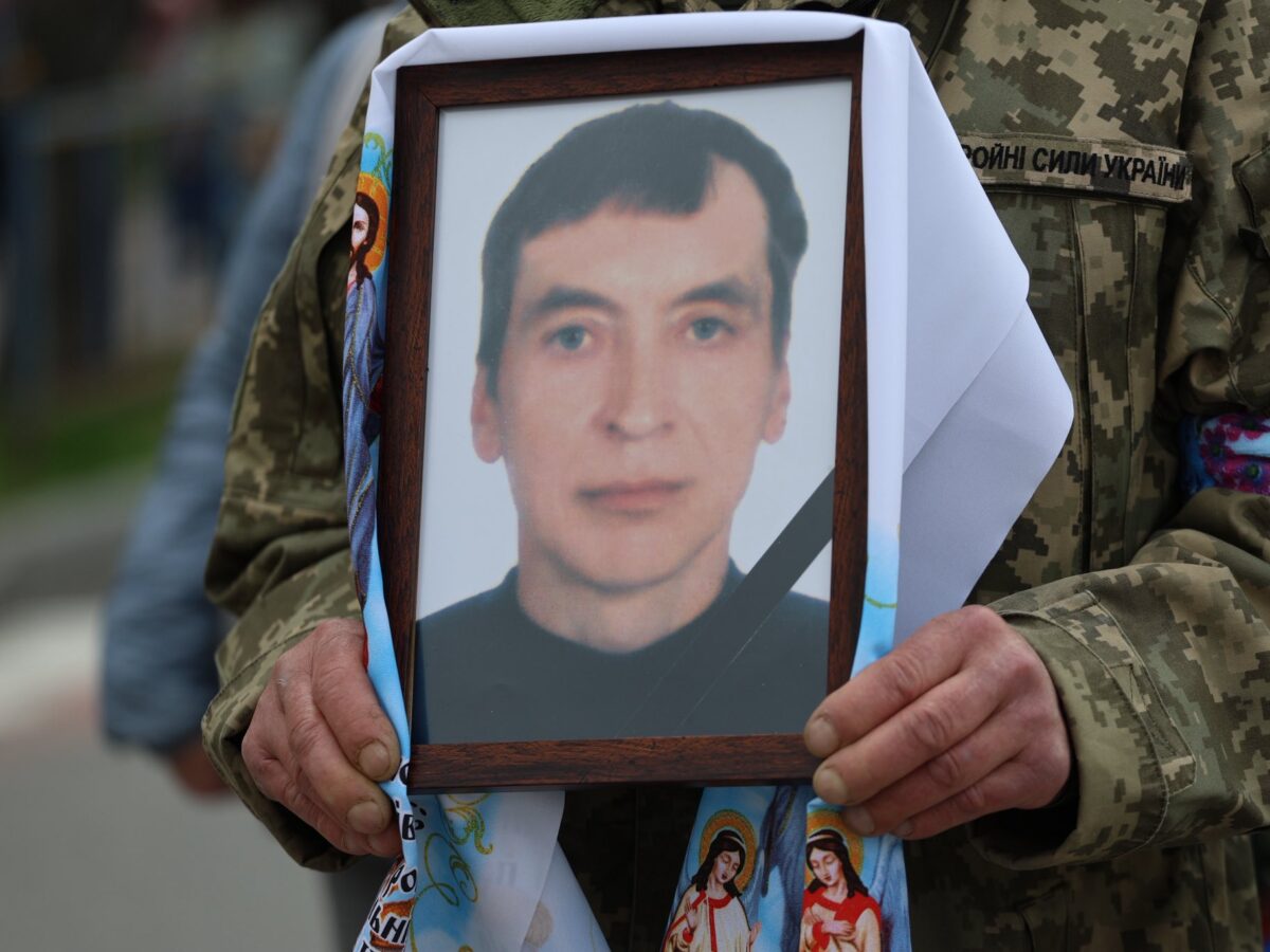 Уманська громада «живим коридором» провела в останню путь солдата