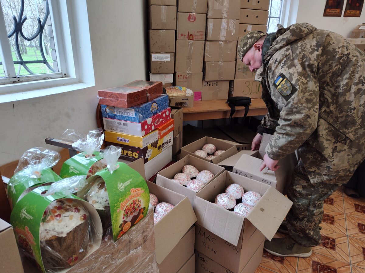 Черкащани зібрали і передали майже 6 тисяч пасок для захисників (ВІДЕО)