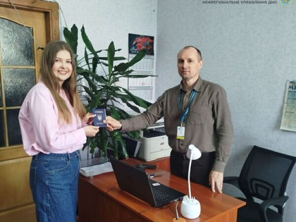 Фото в паспорті за лічені години: на Черкащині допомогли науковиці встигнути на стажування