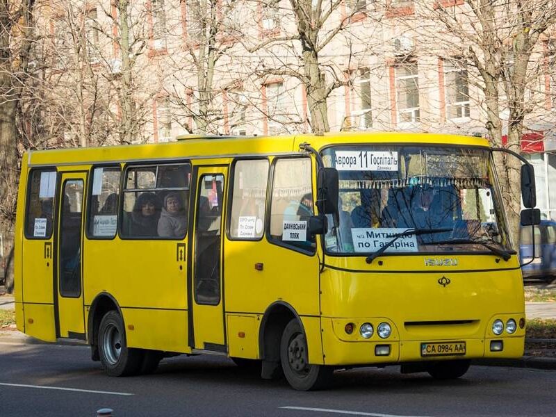 У Черкасах розповіли, які маршрутки змінять рух у поминальний день: тролейбуси їздитимуть безкоштовно