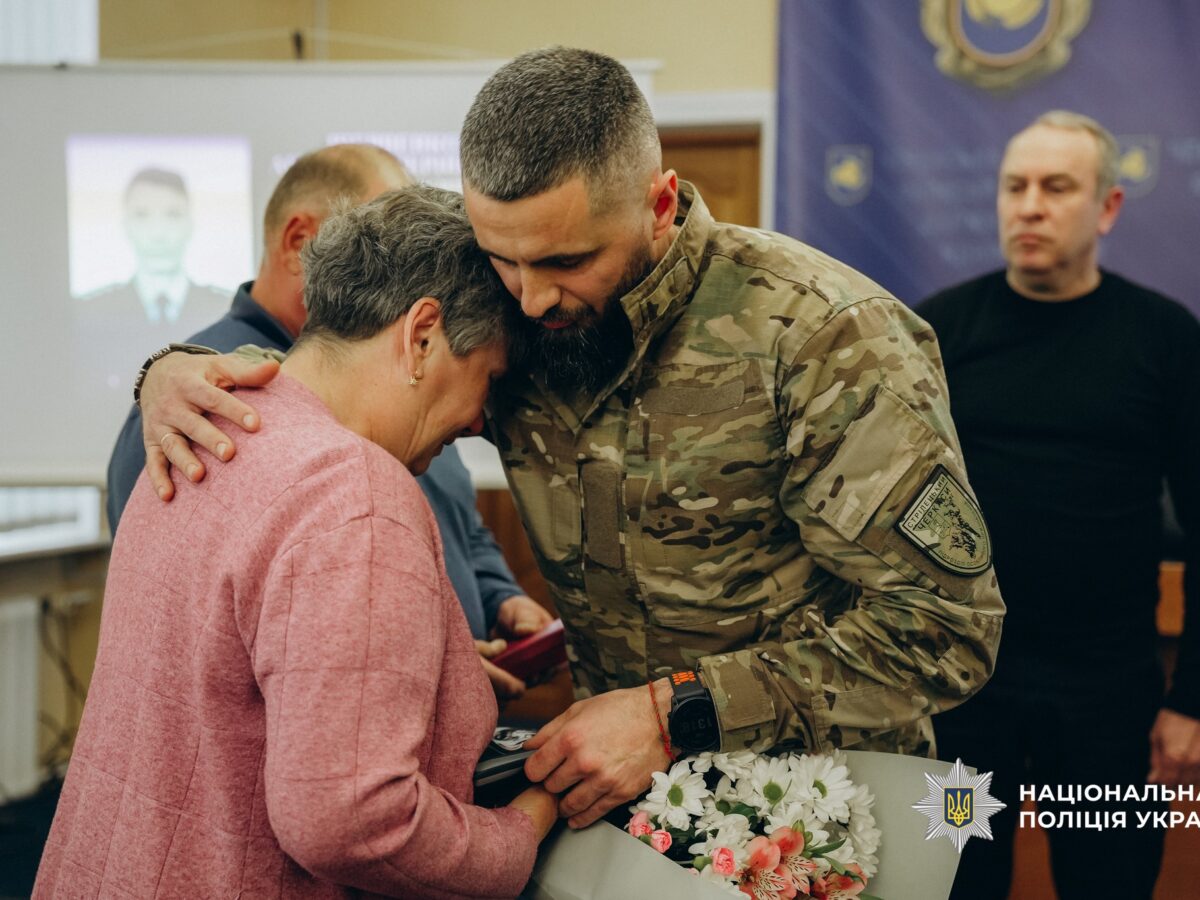 У Черкасах рідним полеглих поліцейських вручили відзнаки