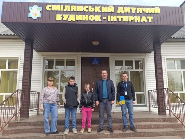 Як міграційники допомагають особливим дітям отримати перший паспорт