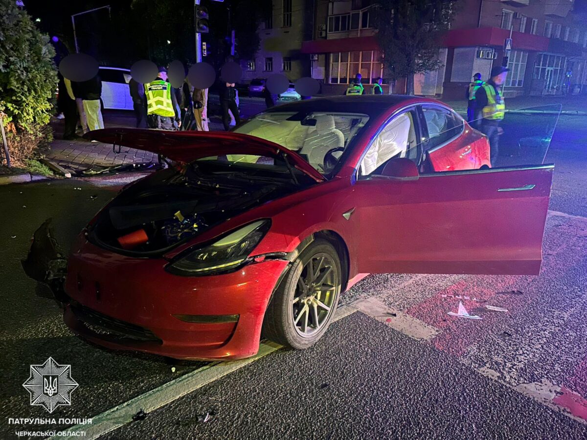 Нічна аварія у центрі Черкас: на Хрещатику не розминулися Tesla та Porsche
