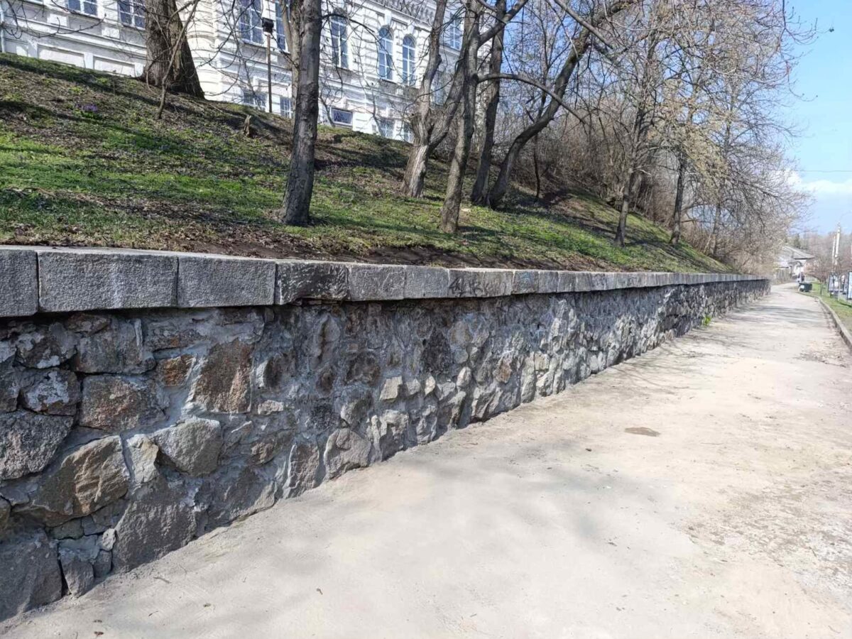 У Черкасах відновили підпірну стінку на Замковому узвозі