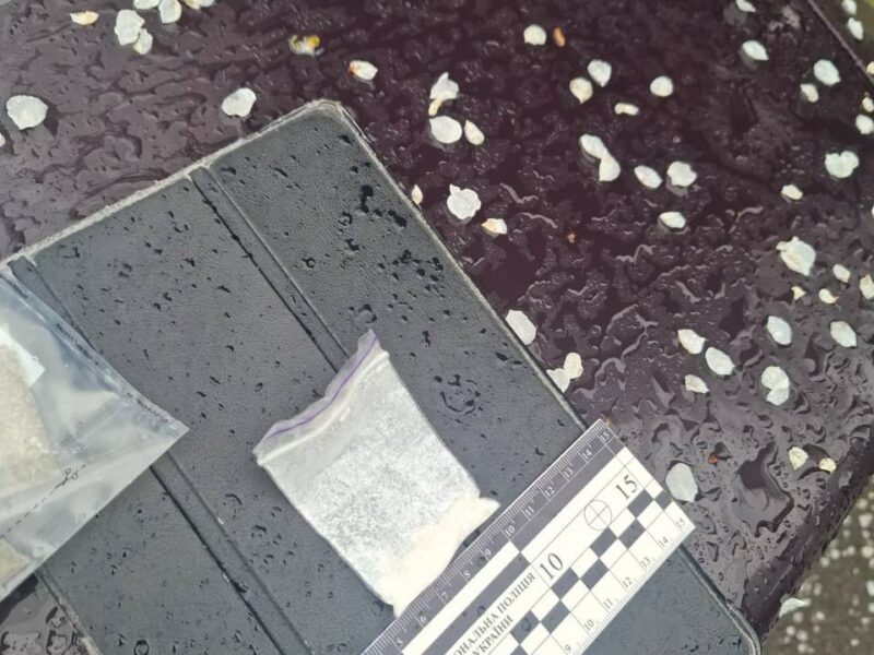 Наркотики у рюкзаку та відмова від огляду: деталі нічної затримки водія в Черкасах