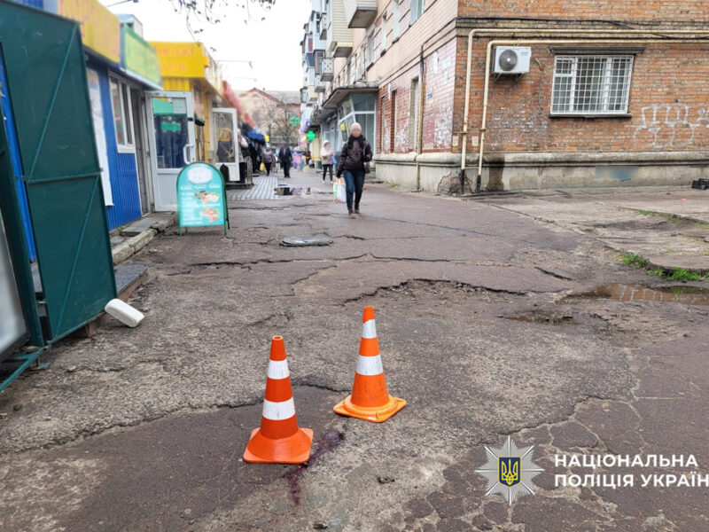 У Черкасах у дворах вантажівка збила пенсіонера