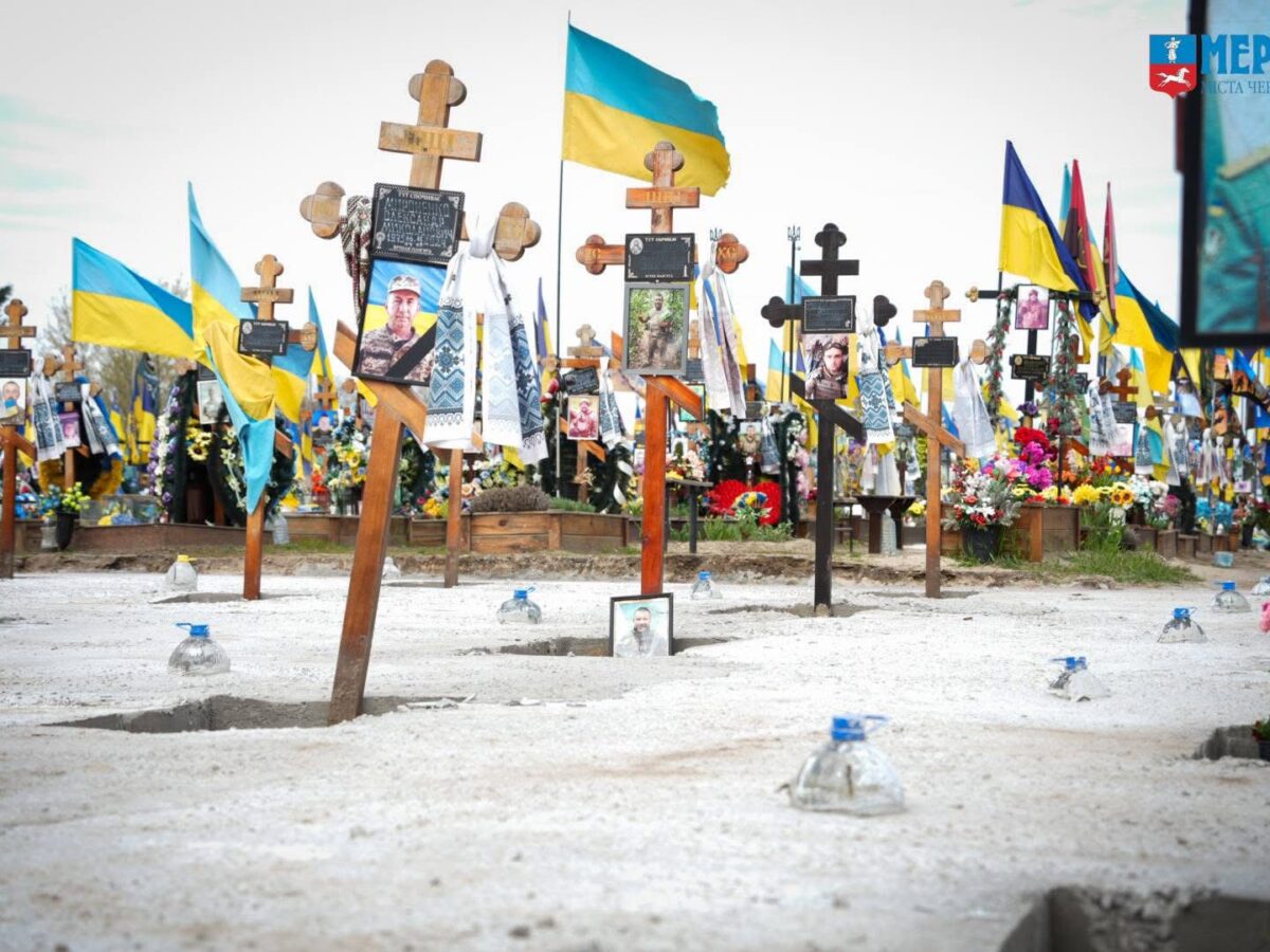 У Черкасах триває підготовка кладовищ до поминальних днів