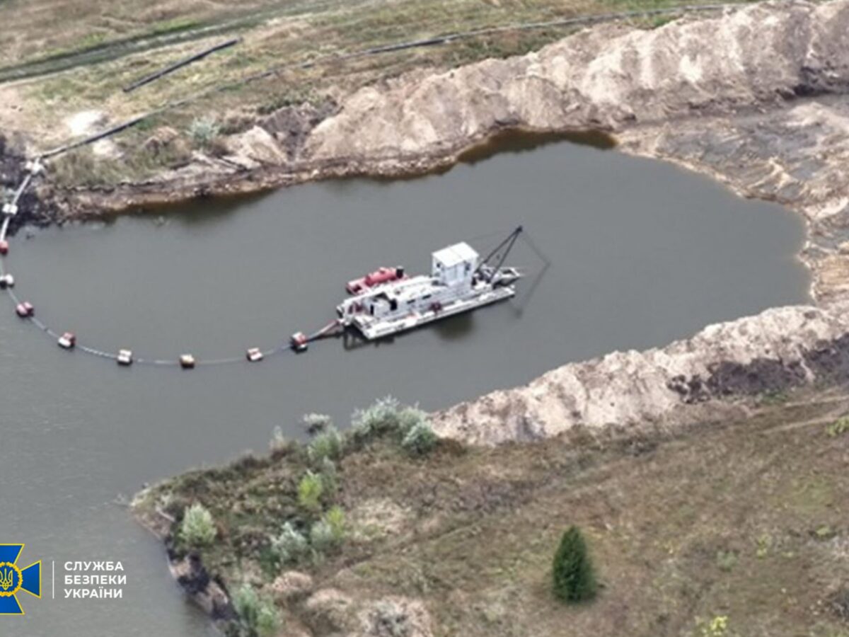 За незаконний видобуток піску на Черкащині четверо осіб отримали підозру