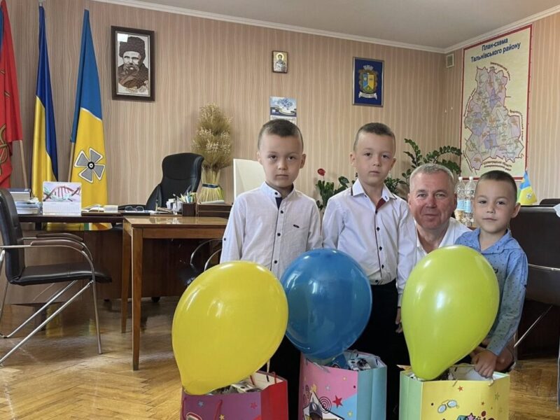 На Черкащині трійнята відзначили свої іменини у кабінеті міського голови