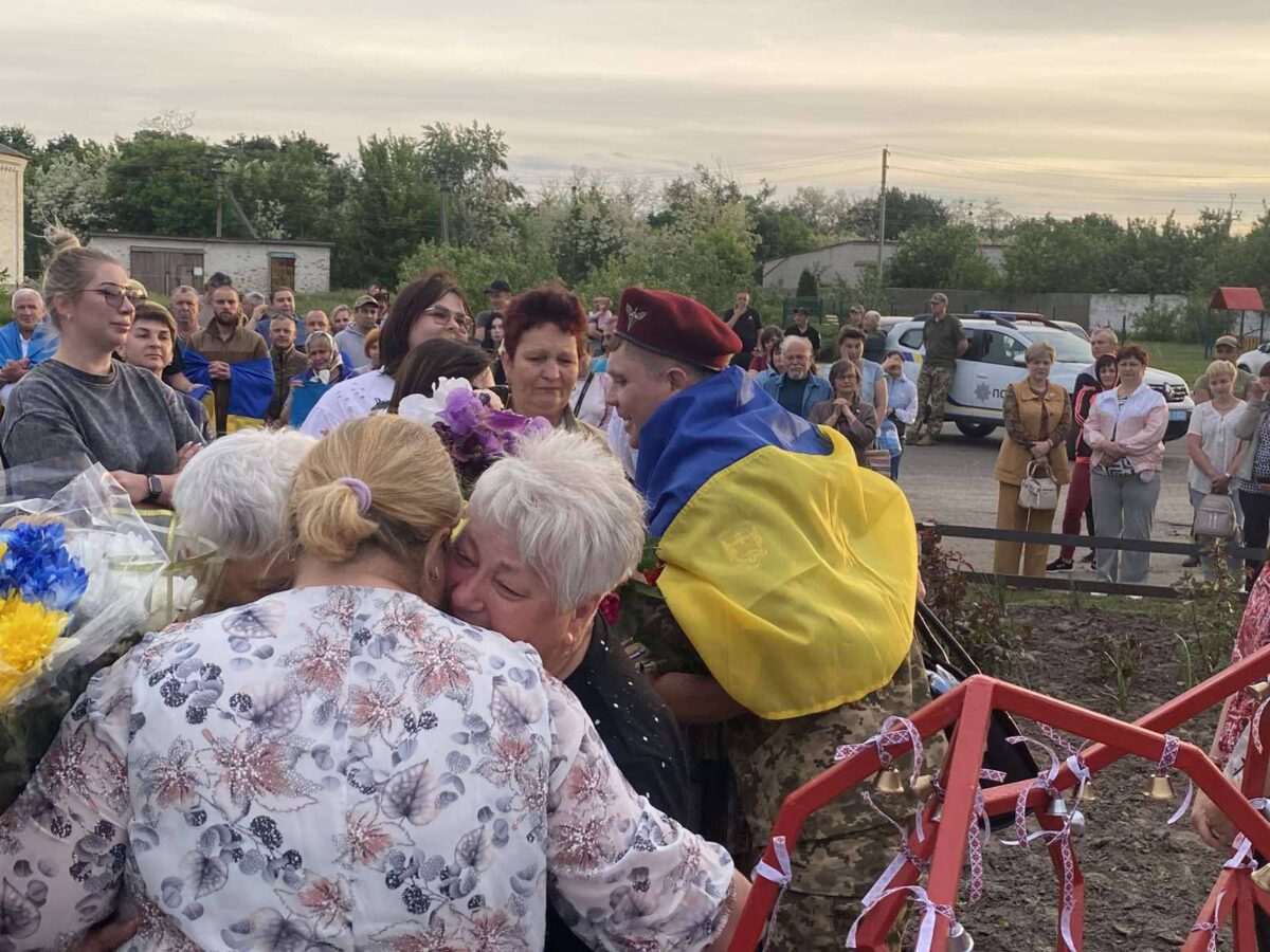 В Ірклієві зустріли захисника, звільненого після майже двох років полону
