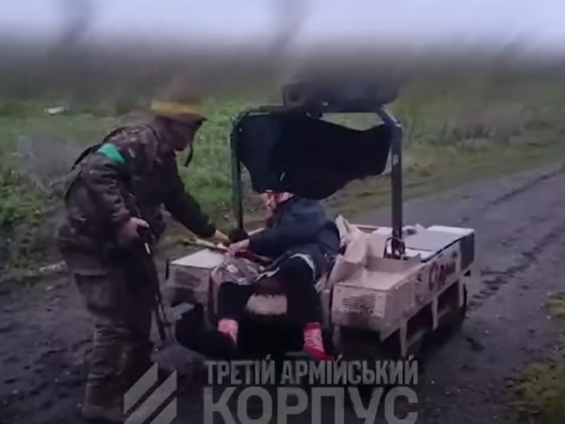 “Бабусю, сідай”: евакуйовану за допомогою НРК жінку зустріли на Черкащині