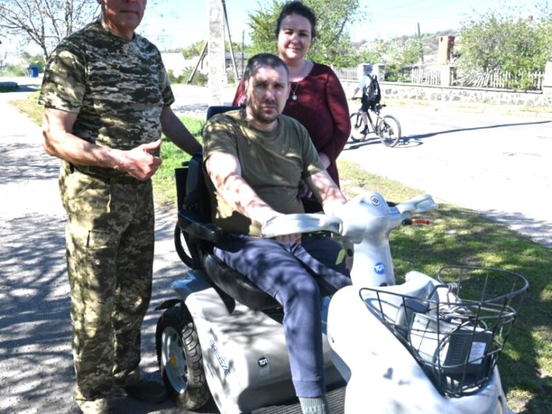 У Шполі ветерану з інвалідністю подарували сучасний скутер для пересування