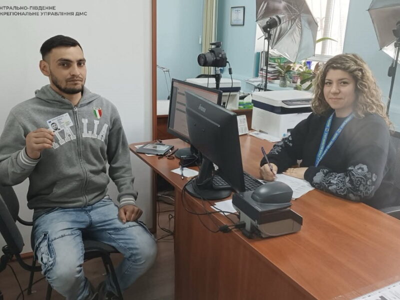 На Черкащині 28‑річному чоловіку після встановлення особи оформили перший паспорт