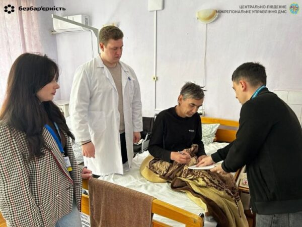 На Звенигородщині міграційники допомогли пацієнту лікарні оформити паспорт