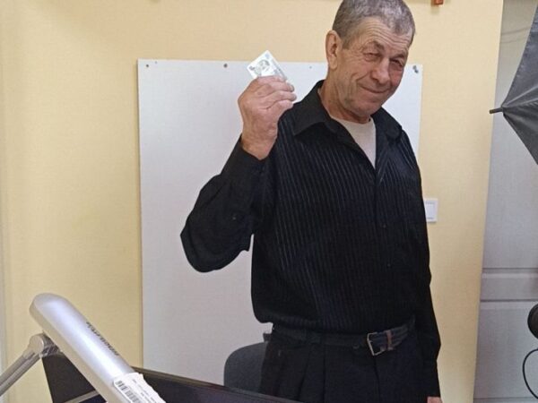 Від радянського документа до сучасної ID-картки: жителю Черкащини оформили новий паспорт