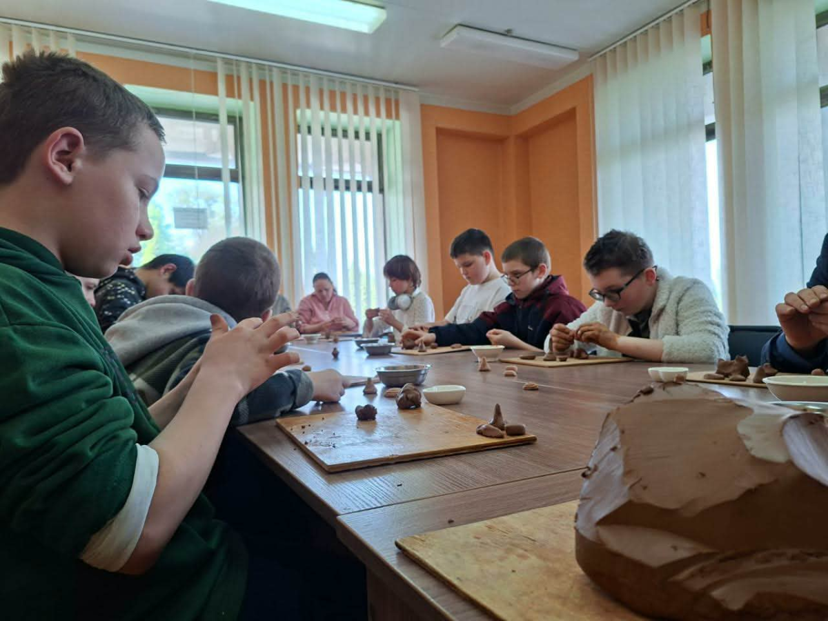 У Черкасах дітям провели терапевтичне заняття з виготовлення трипільських статуеток
