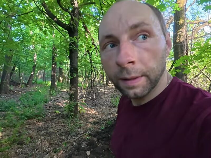 Черкаський активіст риє землянку в лісі, бо «світ швидко змінюється» (ФОТО, ВІДЕО)