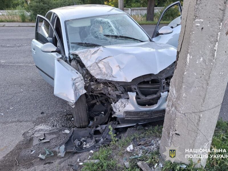 На Смілянській у Черкасах легковик врізався у стовп, є травмовані