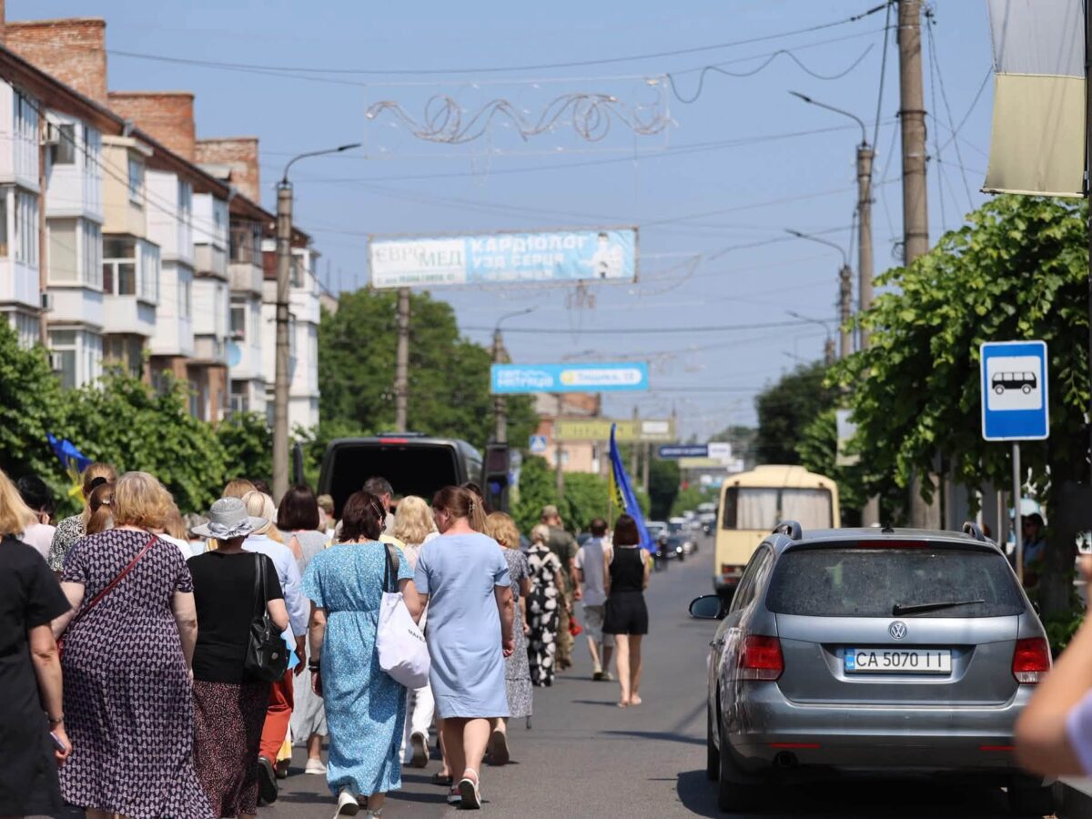 В Умані “живим коридором” провели в останню путь військового