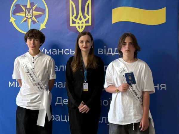Уманський школяр отримав закордонний паспорт після останнього дзвоника