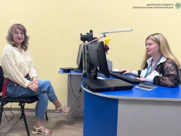 Черкаська письменниця оформлює новий паспорт із дівочим прізвищем