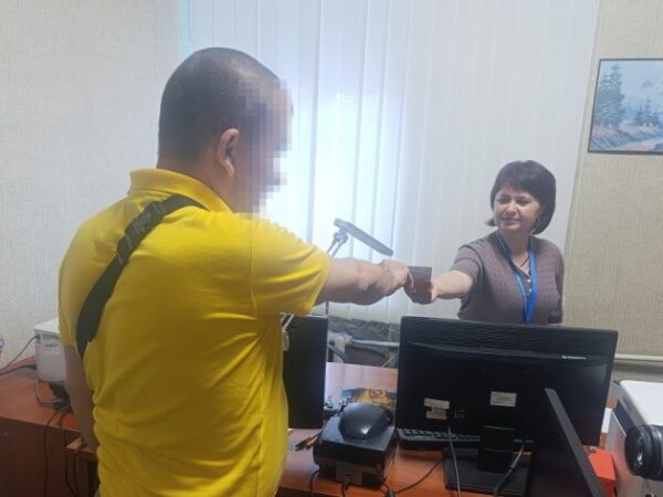 У Смілі військовому після 16 місяців полону відновили паспорт громадянина України