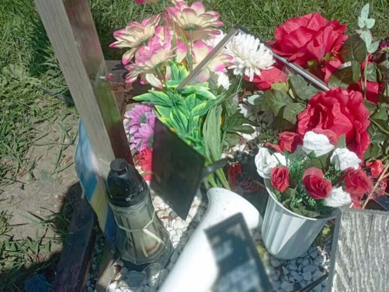 П’яна помста за давні образи: на Звенигородщині чоловік понівечив могилу рідного брата-військового