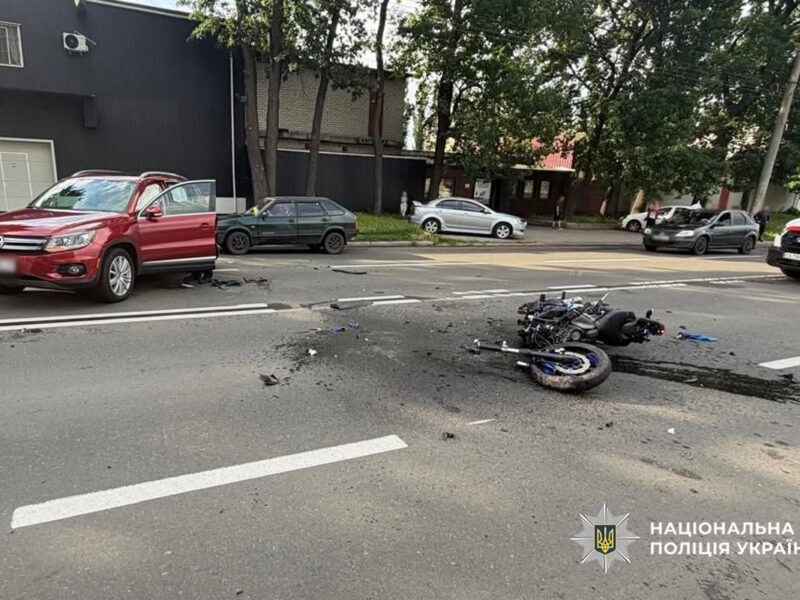 У Черкасах мотоцикліст отримав травми внаслідок зіткнення з автомобілем