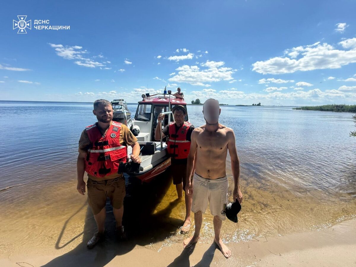 На Черкащині врятували чоловіка, якого віднесло від берега на матраці