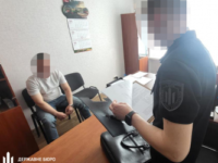 Одягнув кайданки та продовжив бити: ДБР повідомило про підозру поліцейському на Черкащині