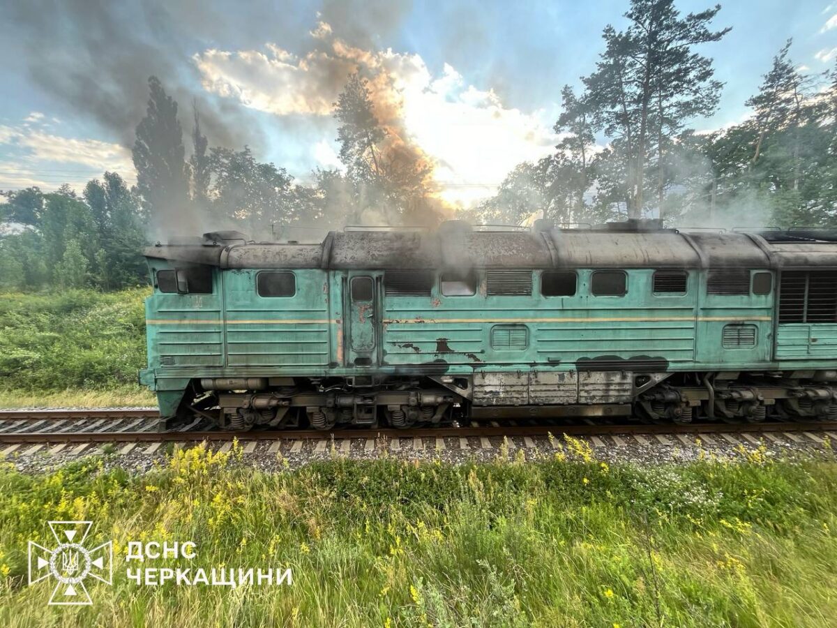 У Черкасах поблизу дамби загорівся вантажний тепловоз