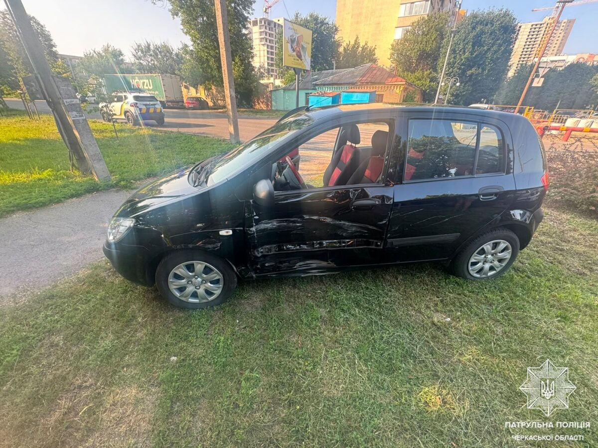 У Черкасах водійка повернула не з тієї смуги, чим спричинила ДТП