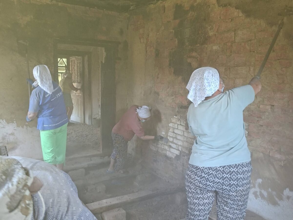 Жителі громади на Черкащині організували толоку для відновлення житла переселенки