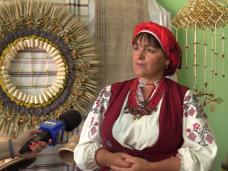 Традиції, вишиті серцем: майстриня зі Звенигородщини створює рукотворні обереги (ВІДЕО)