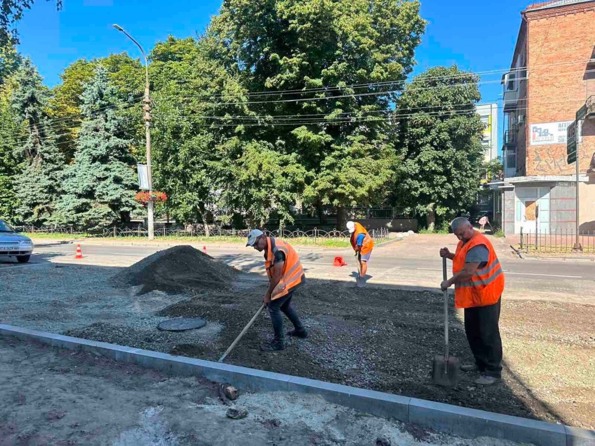 В центрі Черкас облаштували новий паркувальний майданчик