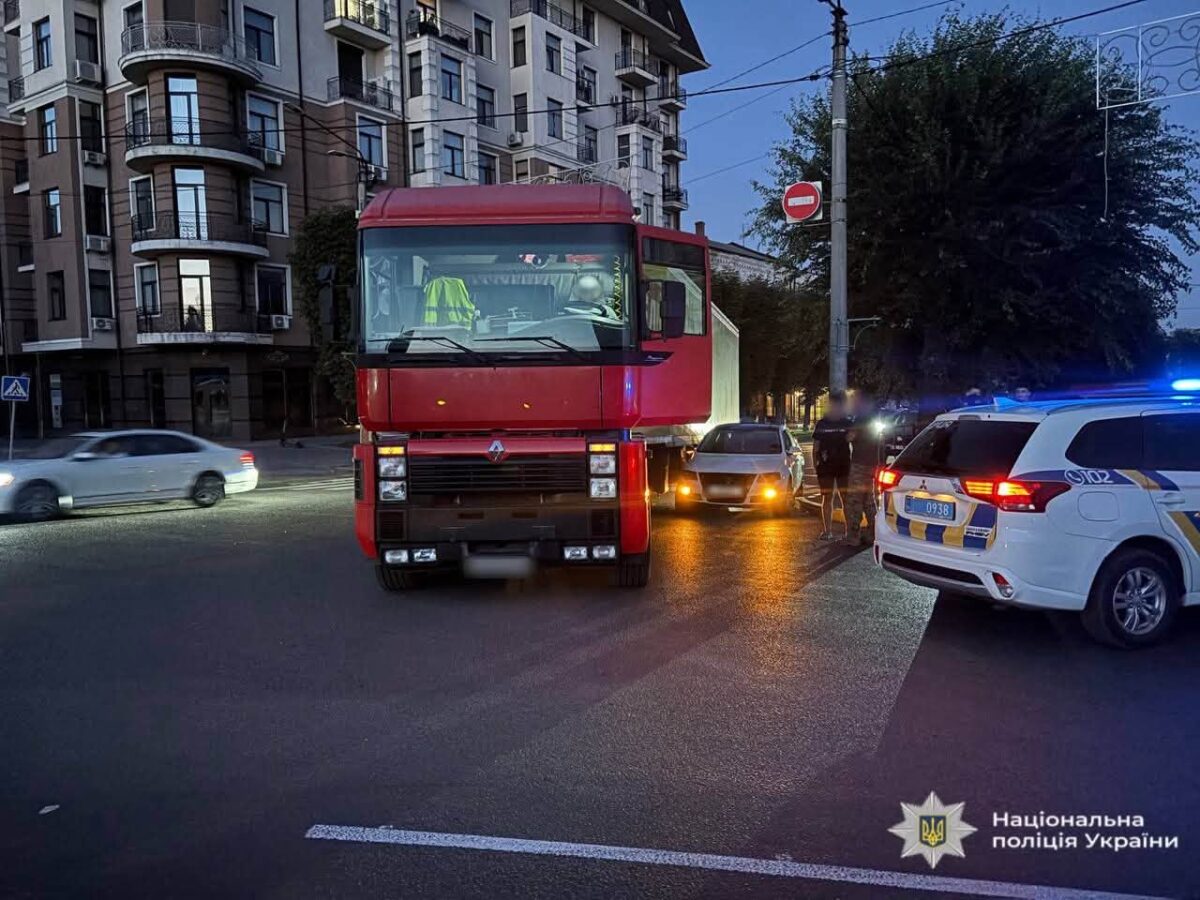 В Умані молодий водій врізався у вантажівку
