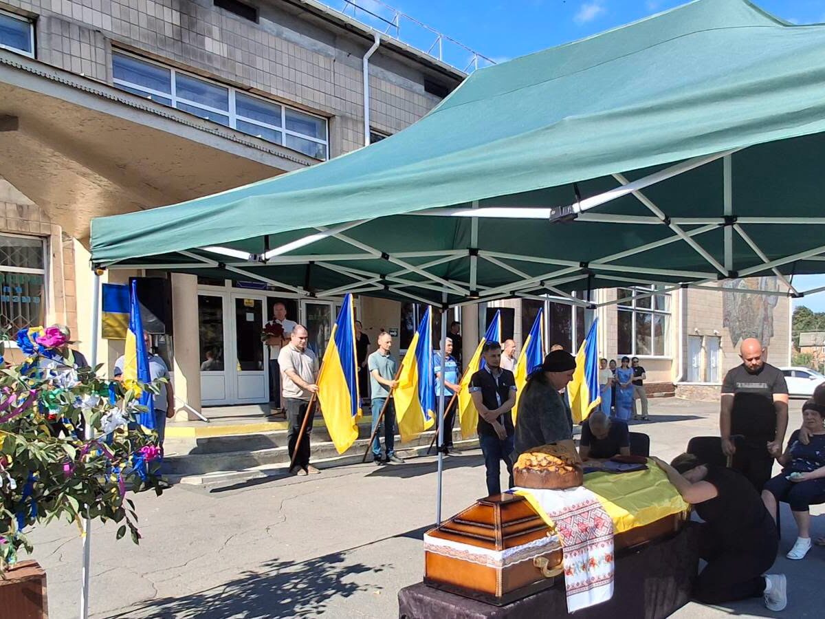 У Тальному провели в останню путь Захисника України
