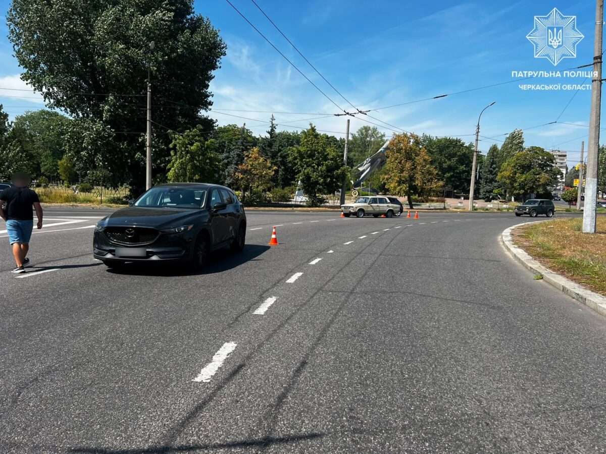 На кільці в Черкасах зіткнулися автомобілі