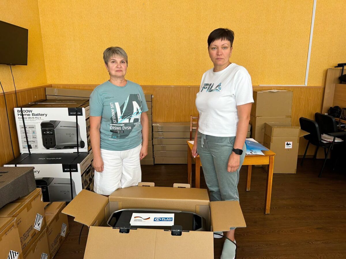 Заклади освіти на Черкащині отримали зарядні станції та інтерактивні панелі