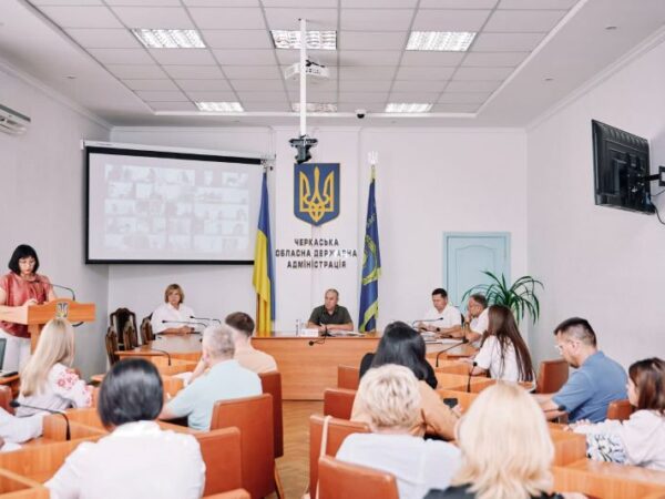У Черкаській ОВА обговорили реалізацію програми “Пакунок школяра” в громадах