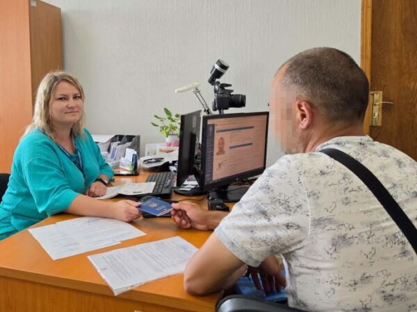 В Умані звільненому з полону військовослужбовцю безоплатно оформили паспорт громадянина України