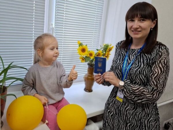 На Черкащині 3-річна дівчинка сама сфотографувалась на паспорт
