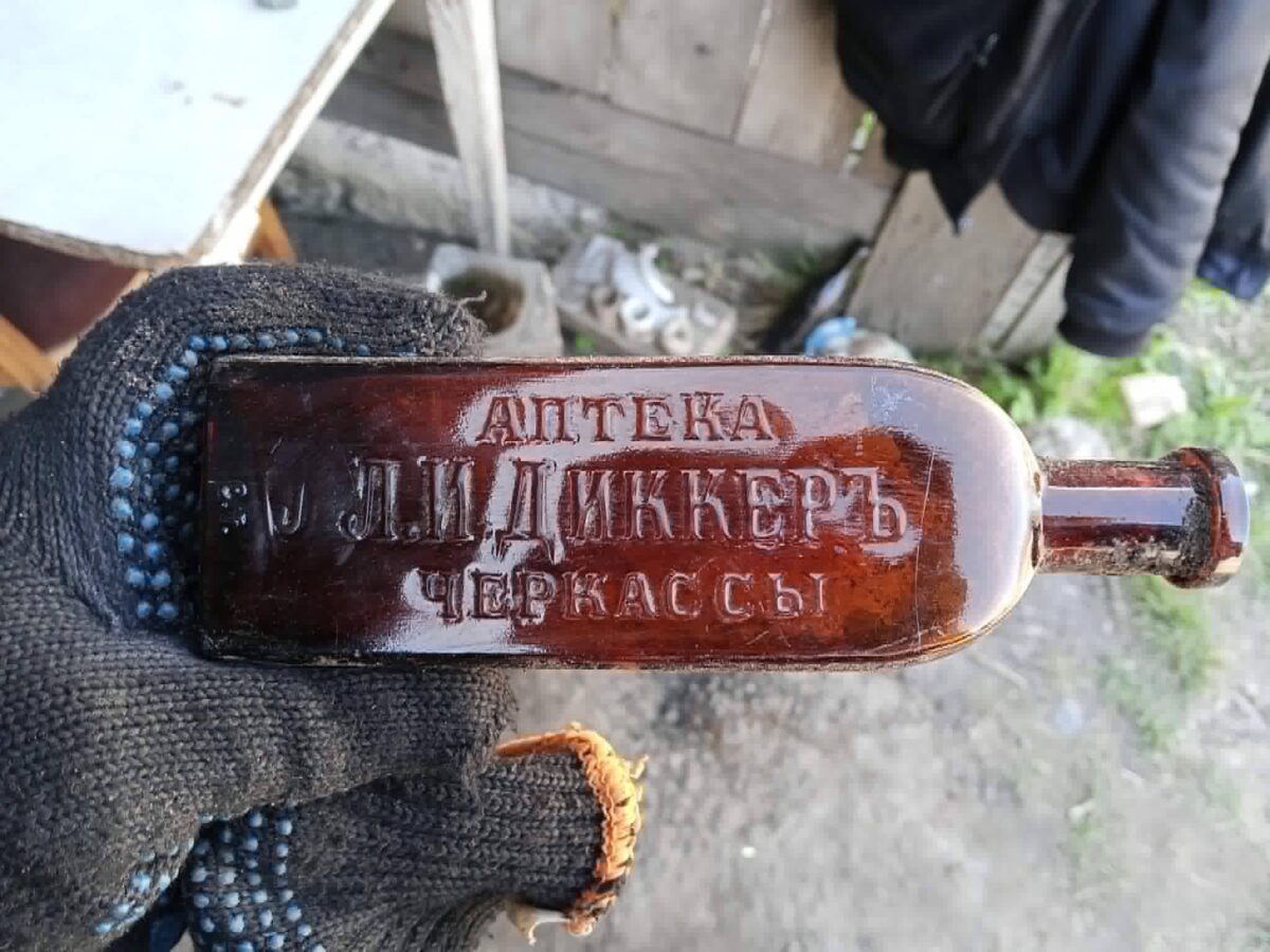У Черкасах знайшли пляшку з аптеки провізора, якій понад 100 років (ФОТО)
