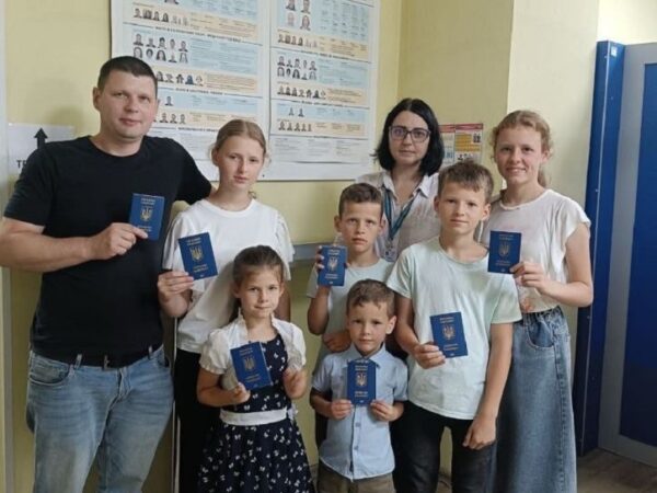 На Черкащині багатодітній родині оформили одразу дев’ять документів